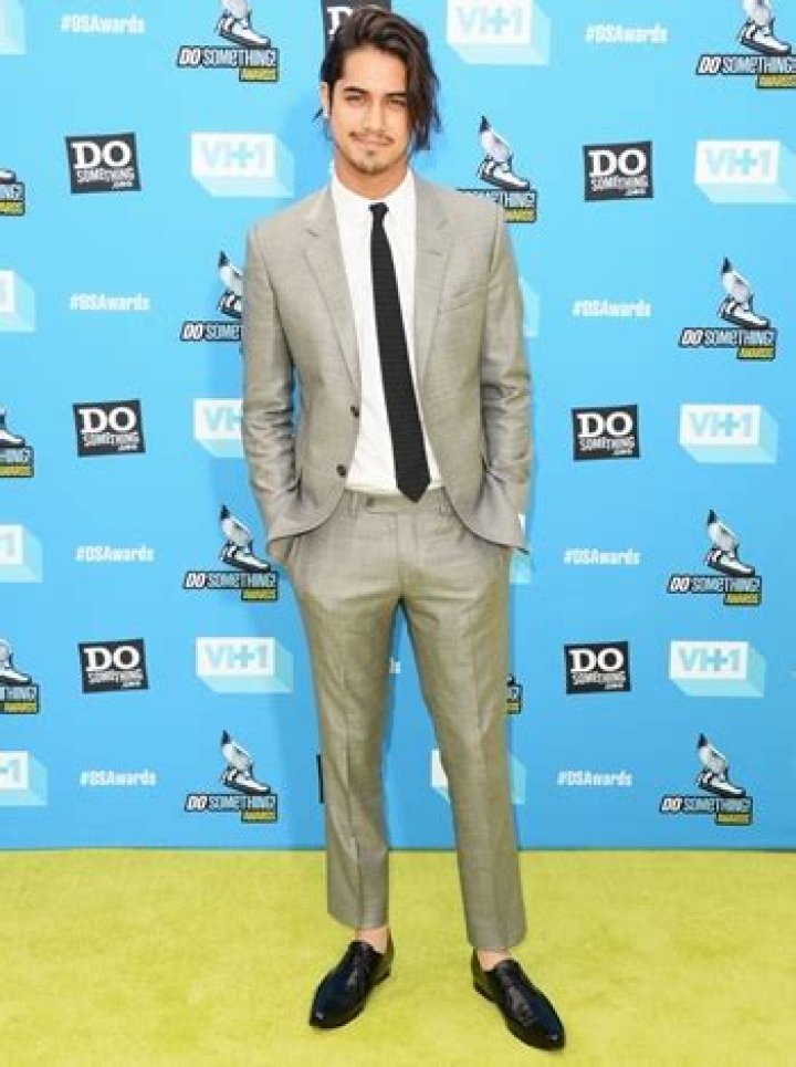 Avan Jogia Height Weight Body Measurements Shoe Size Stats Facts