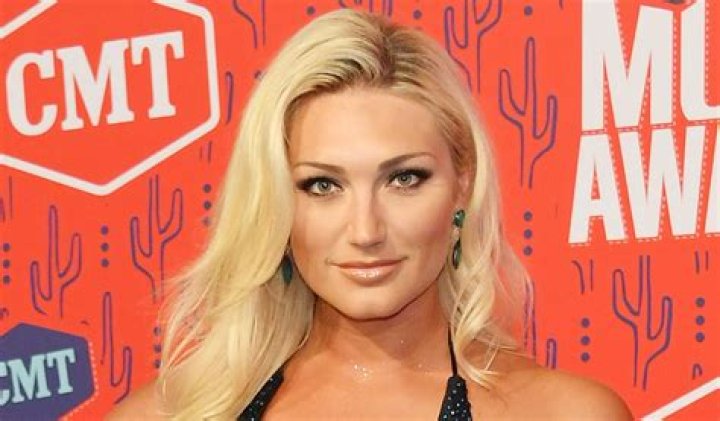 Brooke Hogan in Bathing Suit Has "Big Swimsuit Energy" — Celebwell