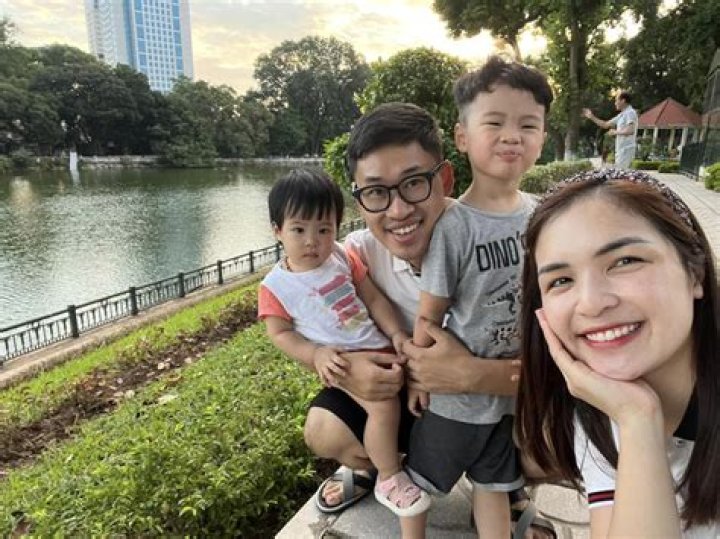 Kính Hồng TV იუთუბის მიმოხილვა