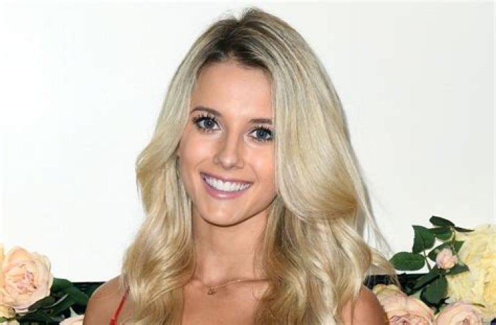 Lindsay Brewer in Bathing Suit Says "I Love You" — Celebwell