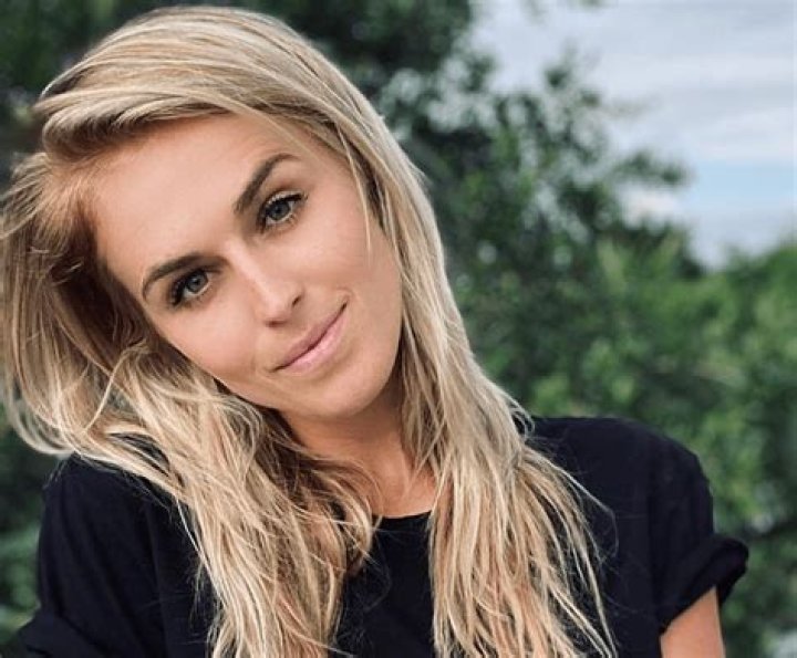 Olivia Flowers in Bathing Suit Says Hi From Jamaica — Celebwell