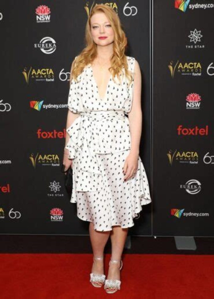 Sarah Snook Body Measurements Height Weight Shoe Size Facts